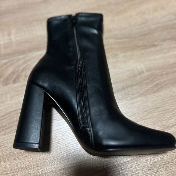 Steve Madden Lynden Boot - Picture 8 of 9